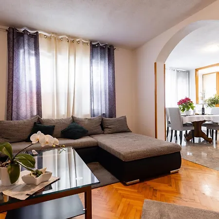 Apartment Nora * Omiš